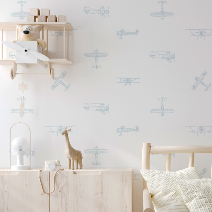 Papel pintado infantil AVIONES BLANCO de Be Tip Top, diseño con avioncitos en tonos azul y fondo blanco, ideal para habitaciones de bebé o dormitorios infantiles temáticos.