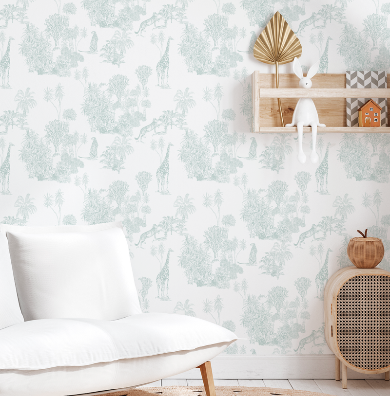 Detalle de Papel pintado JUNGLE AGUA de Be Tip Top, diseño tropical con hojas exóticas en tonos azul ideal para salones, espacios infantiles o espacios con estilo natural.