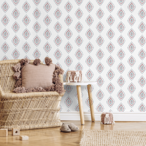 Papel pintado MALLORCA ROSA de Be Tip Top, diseño floral con ramas y flores en tonos rosa y verde sobre fondo claro, ideal para dormitorios o salones de estilo romántico y mediterráneo.