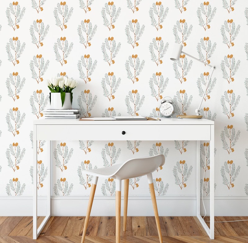 Papel pintado MIMOSAS de Be Tip Top, diseño botánico con ramas y flores amarillas sobre fondo claro, ideal para salones, comedores, dormitorios o habitaciones infantiles.