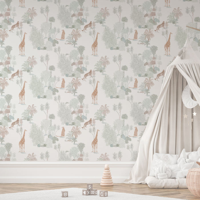 Detalle de Papel pintado JUNGLE MULTI de Be Tip Top, diseño tropical con hojas exóticas en tonos verdes, naranjas y beige, ideal para salones, espacios infantiles o espacios con estilo natural.