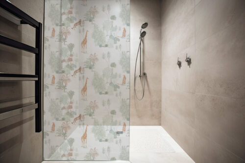 Papel pintado JUNGLE MULTI de Be Tip Top, diseño tropical con hojas exóticas en tonos verdes, naranjas y beige, ideal para salones, espacios infantiles o espacios con estilo natural.