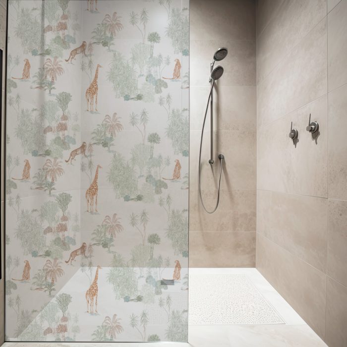 Papel pintado JUNGLE MULTI de Be Tip Top, diseño tropical con hojas exóticas en tonos verdes, naranjas y beige, ideal para salones, espacios infantiles o espacios con estilo natural.