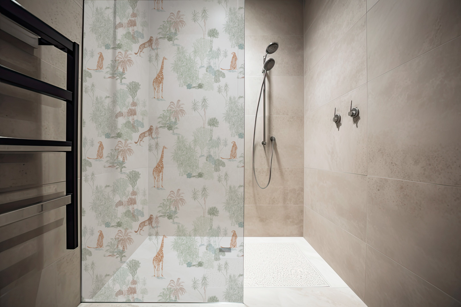 Papel pintado JUNGLE MULTI de Be Tip Top, diseño tropical con hojas exóticas en tonos verdes, naranjas y beige, ideal para salones, espacios infantiles o espacios con estilo natural.