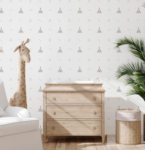 Papel pintado infantil TIPI BLANCO de Be Tip Top, diseño con tipis y montañas en tonos neutros, ideal para habitaciones infantiles de estilo nórdico o Montessori.