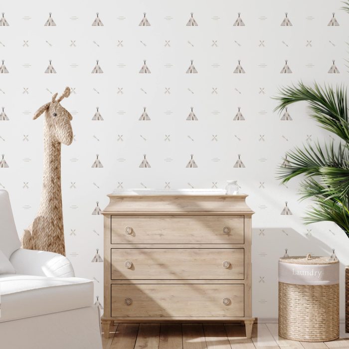 Papel pintado infantil TIPI BLANCO de Be Tip Top, diseño con tipis y montañas en tonos neutros, ideal para habitaciones infantiles de estilo nórdico o Montessori.