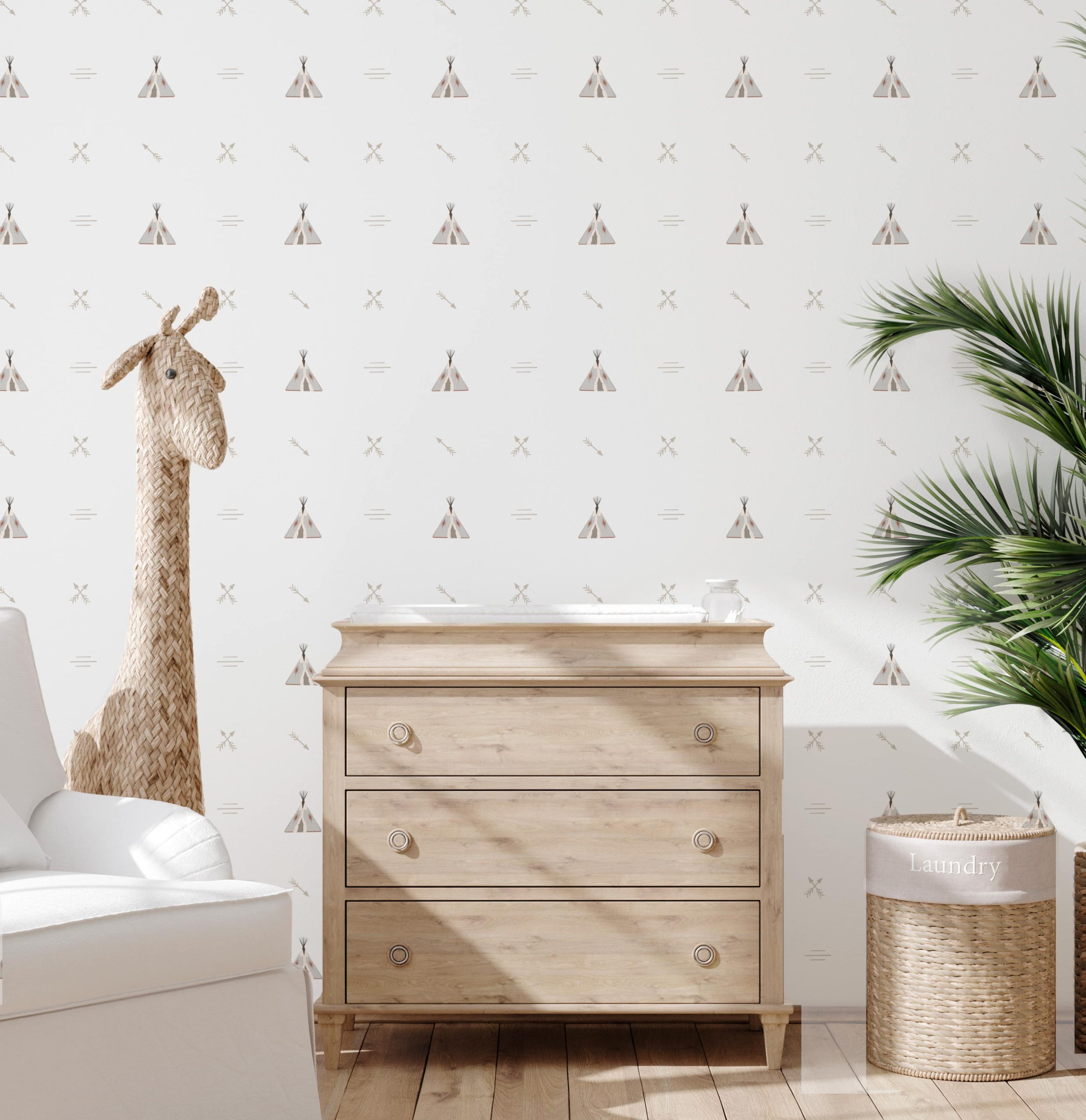 Papel pintado infantil TIPI BLANCO de Be Tip Top, diseño con tipis y montañas en tonos neutros, ideal para habitaciones infantiles de estilo nórdico o Montessori.