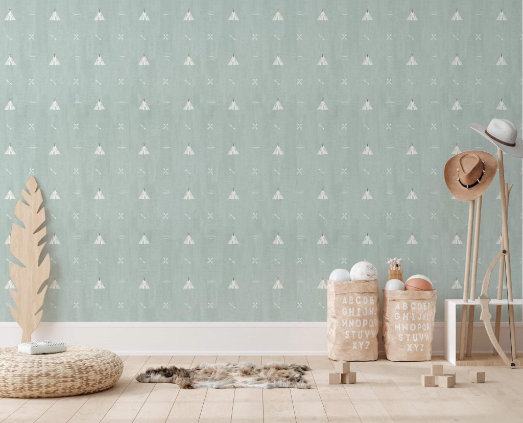 Papel pintado infantil TIPI VERDE de Be Tip Top, diseño con tipis y montañas en tonos neutros, ideal para habitaciones infantiles de estilo nórdico o Montessori.