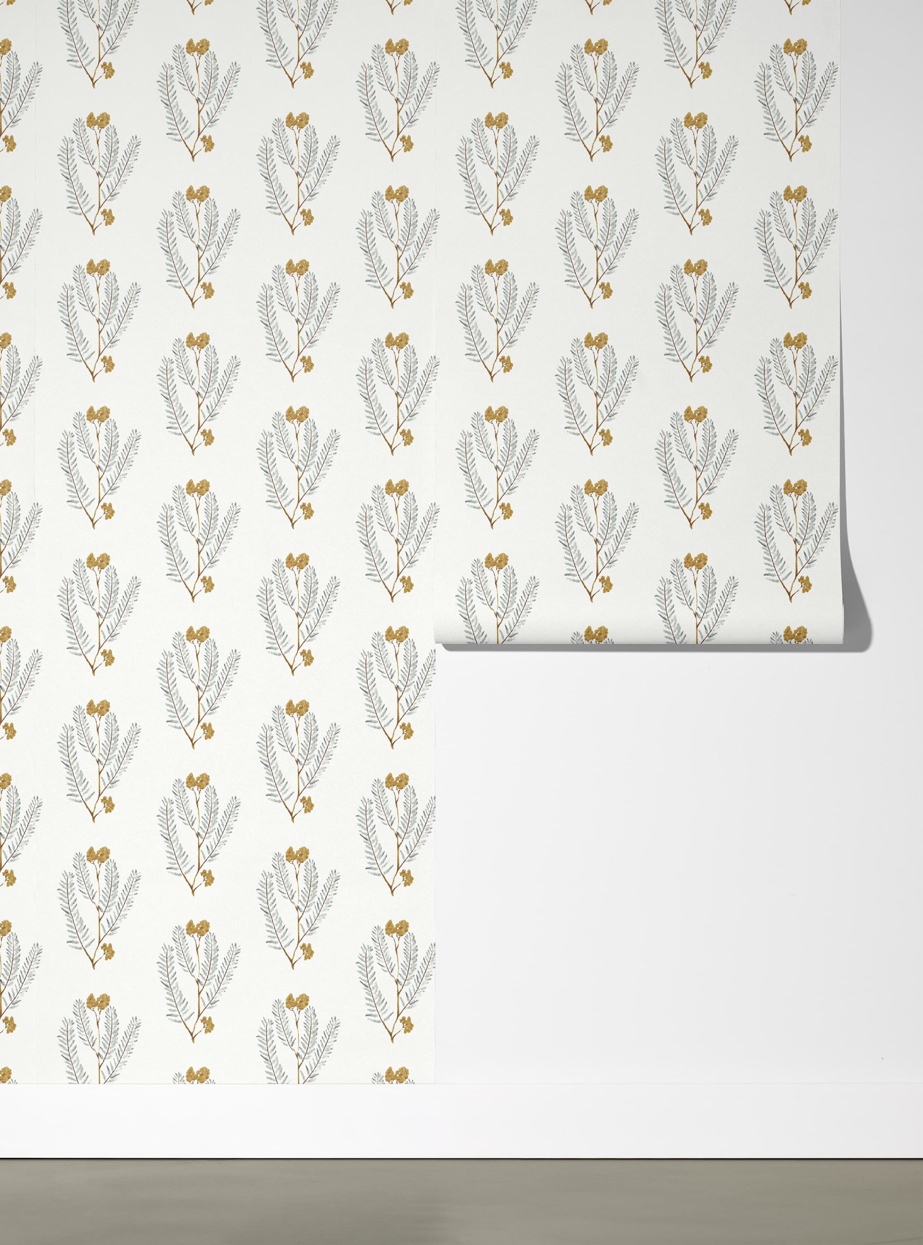 Detalle de Papel pintado MIMOSAS de Be Tip Top, diseño botánico con ramas y flores amarillas sobre fondo claro, ideal para salones, comedores, dormitorios o habitaciones infantiles.