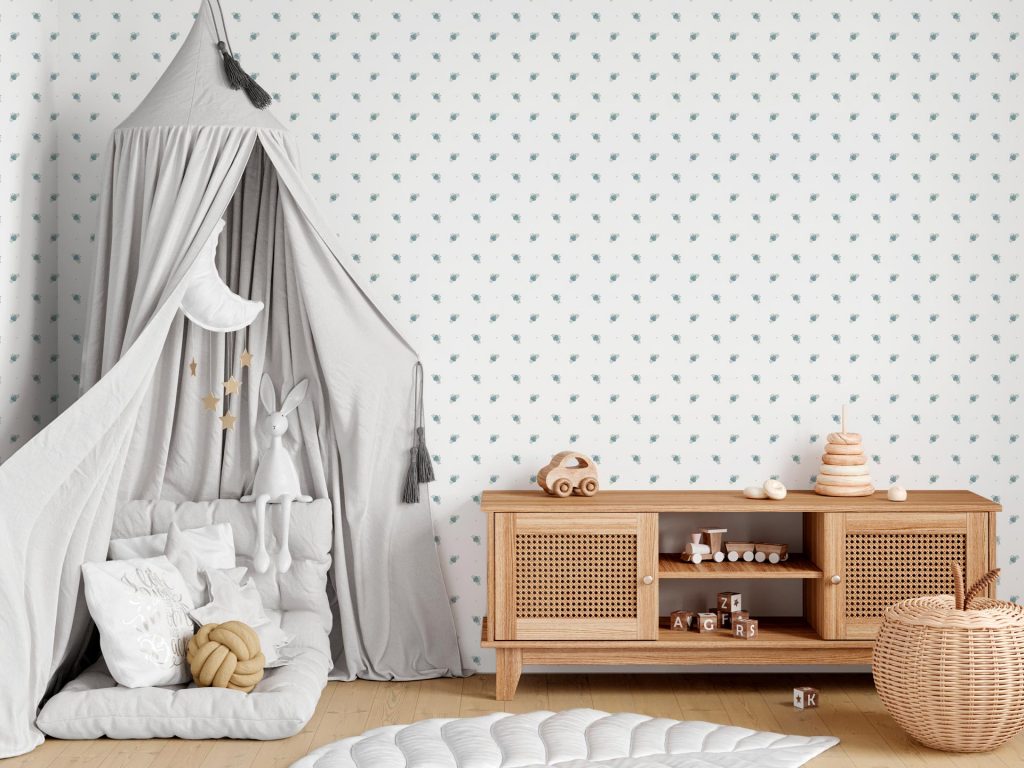 Papel pintado BAYAS NAVY de Be Tip Top, diseño botánico con ramas y bayas en tonos azul marino y blanco, ideal para habitaciones infantiles, salones elegantes o recibidores modernos.