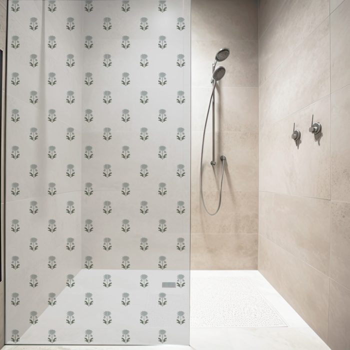 Detalle del papel pintado GADEA de Be Tip Top, motivo floral en tonos beige y verde, textura natural para ambientes cálidos y acogedores.