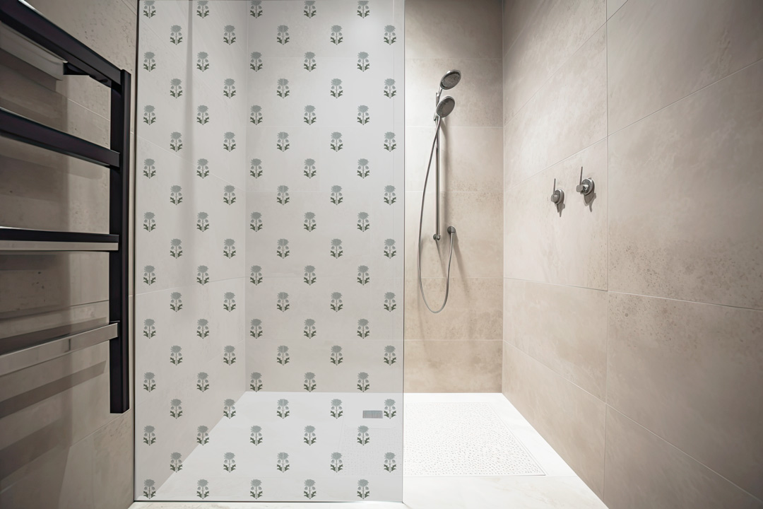 Detalle del papel pintado GADEA de Be Tip Top, motivo floral en tonos beige y verde, textura natural para ambientes cálidos y acogedores.