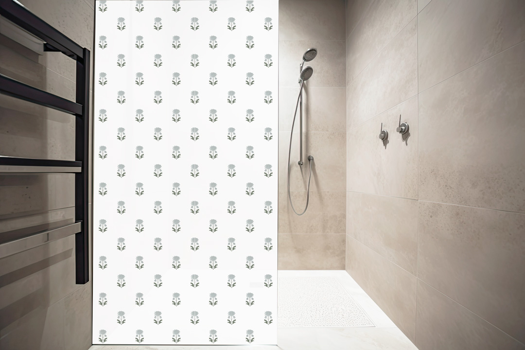 Detalle del papel pintado GADEA de Be Tip Top, motivo floral en tonos beige y verde, textura natural para ambientes cálidos y acogedores.