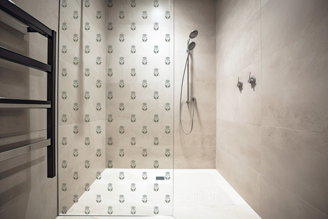 Detalle del papel pintado GADEA de Be Tip Top, motivo floral en tonos beige y verde, textura natural para ambientes cálidos y acogedores.