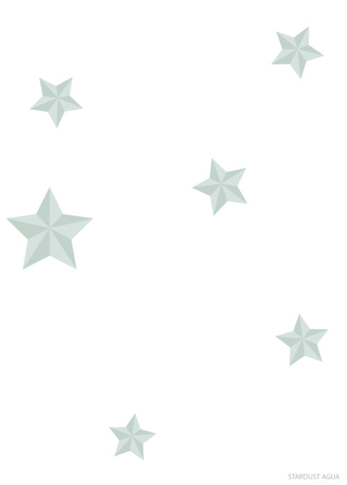 Detalle de Papel pintado STARDUST AGUA de Be Tip Top, diseño de estrellas en tonos azul agua y dorado, ideal para dormitorios infantiles o espacios relajantes y luminosos.