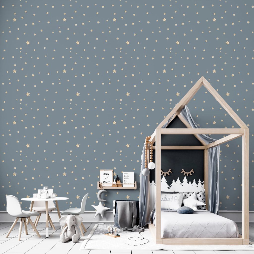 Papel pintado STARDUST NAVY de Be Tip Top, diseño estrellado en tonos azul marino y dorado, ideal para dormitorios elegantes o espacios con estilo contemporáneo.