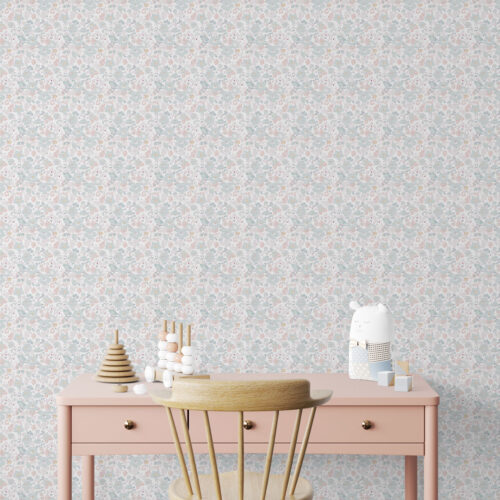 Papel pintado LIBERTY de Be Tip Top, diseño textil con estampado floral pequeño en tonos pastel, ideal para dormitorios románticos y espacios luminosos.