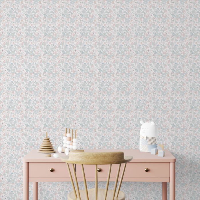 Papel pintado LIBERTY de Be Tip Top, diseño textil con estampado floral pequeño en tonos pastel, ideal para dormitorios románticos y espacios luminosos.