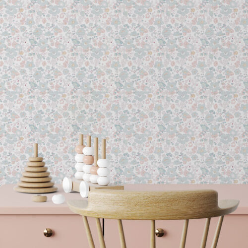 Papel pintado LIBERTY de Be Tip Top, diseño textil con estampado floral pequeño en tonos pastel, ideal para dormitorios románticos y espacios luminosos.