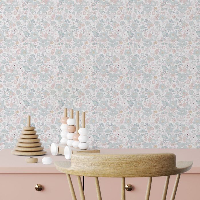Papel pintado LIBERTY de Be Tip Top, diseño textil con estampado floral pequeño en tonos pastel, ideal para dormitorios románticos y espacios luminosos.