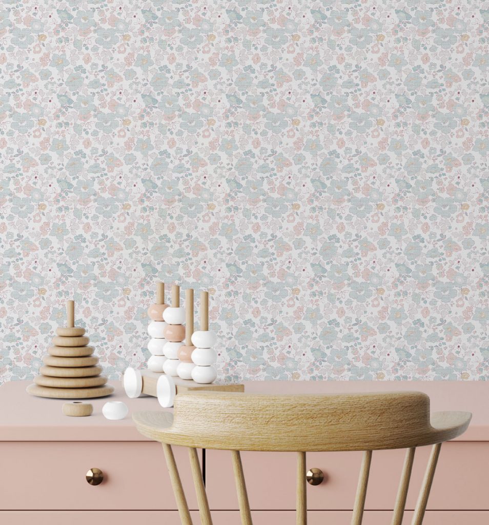 Papel pintado LIBERTY de Be Tip Top, diseño textil con estampado floral pequeño en tonos pastel, ideal para dormitorios románticos y espacios luminosos.