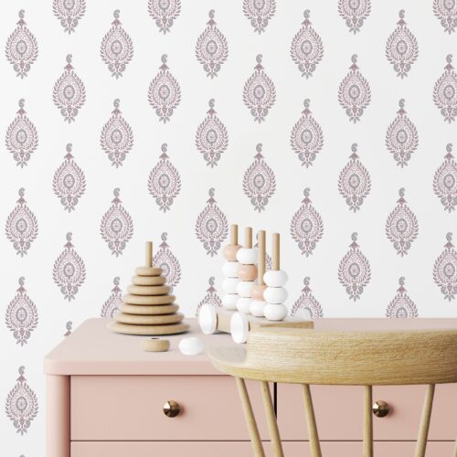 Detalle de Papel pintado PADMA ROSA de Be Tip Top, diseño floral con hojas y flores en tonos rosa y beige, ideal para dormitorios femeninos o espacios de estilo natural.