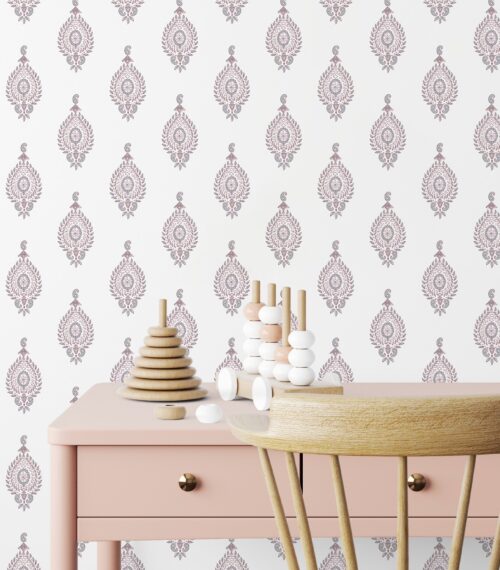 Detalle de Papel pintado PADMA ROSA de Be Tip Top, diseño floral con hojas y flores en tonos rosa y beige, ideal para dormitorios femeninos o espacios de estilo natural.