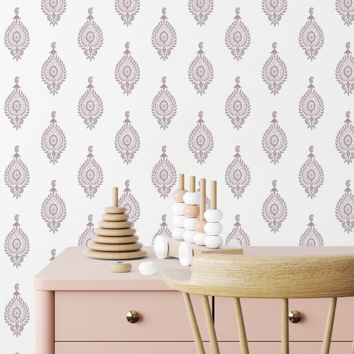 Detalle de Papel pintado PADMA ROSA de Be Tip Top, diseño floral con hojas y flores en tonos rosa y beige, ideal para dormitorios femeninos o espacios de estilo natural.