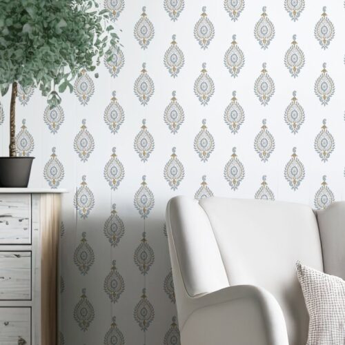 Papel pintado PADMA AGUA de Be Tip Top, diseño floral con hojas y flores en tonos azul agua y beige, ideal para salones o dormitorios de estilo natural y relajante.