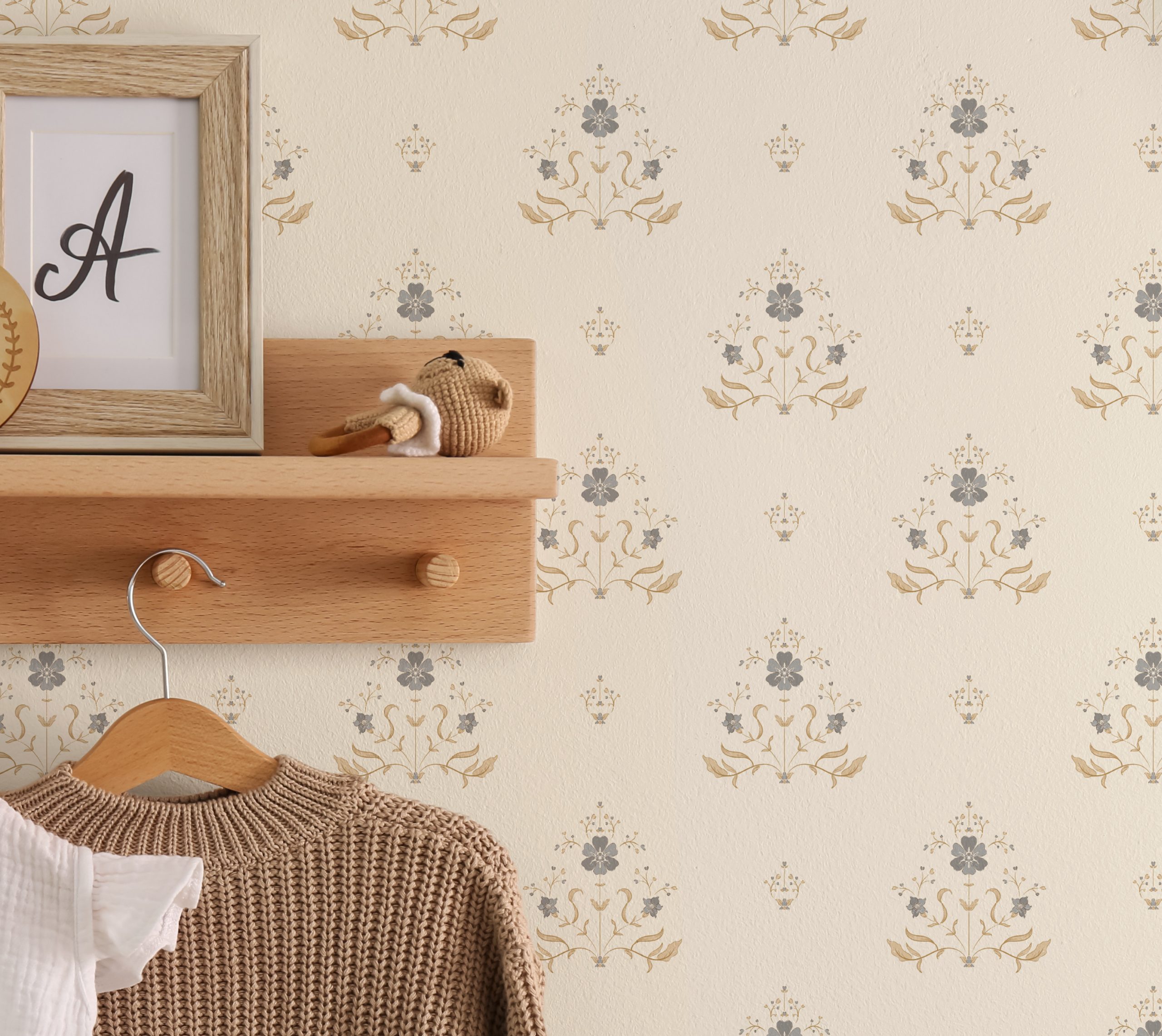 Detalle de papel pintado PRIMROSE AZUL de Be Tip Top, diseño floral con pequeñas flores en tonos azul y blanco, ideal para habitaciones infantiles, salones o dormitorios de estilo clásico y luminoso.