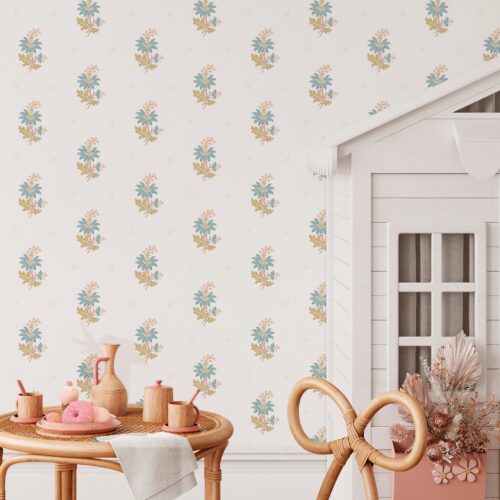 Papel pintado SONATA de Be Tip Top, diseño floral clásico en tonos suaves con textura textil, ideal para salones elegantes, dormitorios de estilo romántico o dormitorios infantiles.
