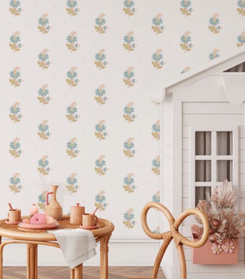 Papel pintado SONATA de Be Tip Top, diseño floral clásico en tonos suaves con textura textil, ideal para salones elegantes, dormitorios de estilo romántico o dormitorios infantiles.