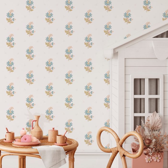 Papel pintado SONATA de Be Tip Top, diseño floral clásico en tonos suaves con textura textil, ideal para salones elegantes, dormitorios de estilo romántico o dormitorios infantiles.