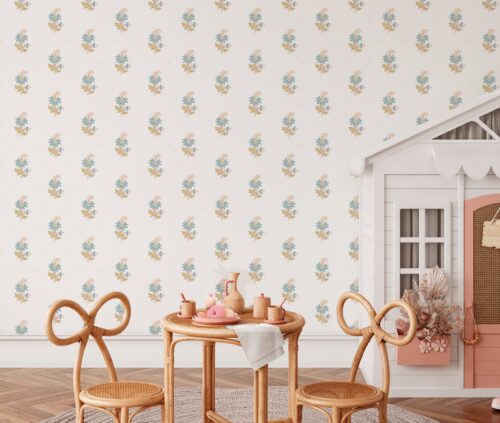 Papel pintado SONATA de Be Tip Top, diseño floral clásico en tonos suaves con textura textil, ideal para salones elegantes, dormitorios de estilo romántico o dormitorios infantiles.