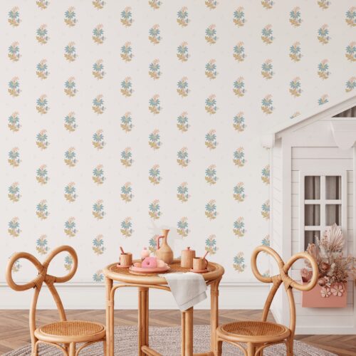 Papel pintado SONATA de Be Tip Top, diseño floral clásico en tonos suaves con textura textil, ideal para salones elegantes, dormitorios de estilo romántico o dormitorios infantiles.
