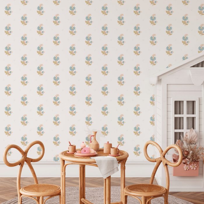Papel pintado SONATA de Be Tip Top, diseño floral clásico en tonos suaves con textura textil, ideal para salones elegantes, dormitorios de estilo romántico o dormitorios infantiles.