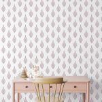 Papel pintado PADMA ROSA de Be Tip Top, diseño floral con hojas y flores en tonos rosa y beige, ideal para dormitorios femeninos o espacios de estilo natural.