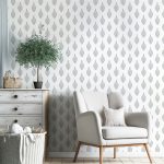 Papel pintado PADMA AGUA de Be Tip Top, diseño floral con hojas y flores en tonos azul agua y beige, ideal para salones o dormitorios de estilo natural y relajante.