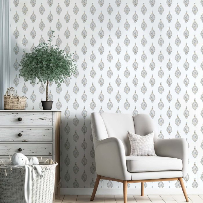 Papel pintado PADMA AGUA de Be Tip Top, diseño floral con hojas y flores en tonos azul agua y beige, ideal para salones o dormitorios de estilo natural y relajante.