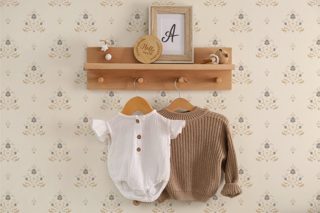 Detalle de papel pintado PRIMROSE ROSA de Be Tip Top, diseño floral con pequeñas flores en tonos rosa, verde y blanco, ideal para habitaciones infantiles, salones o dormitorios de estilo clásico y luminoso.