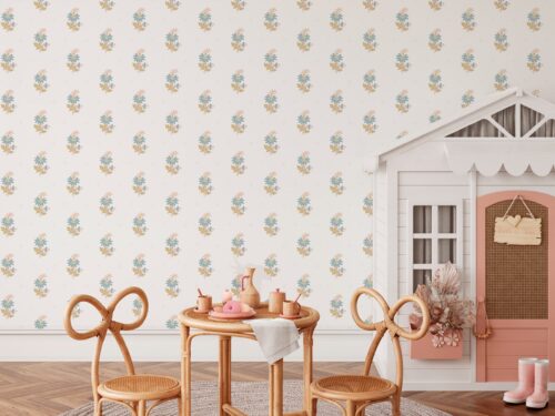 Papel pintado SONATA de Be Tip Top, diseño floral clásico en tonos suaves con textura textil, ideal para salones elegantes, dormitorios de estilo romántico o dormitorios infantiles.