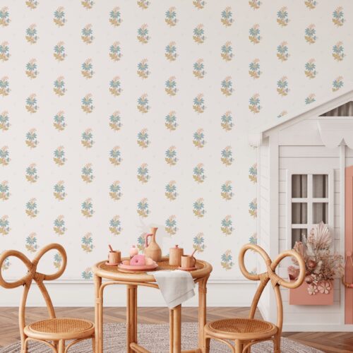 Papel pintado SONATA de Be Tip Top, diseño floral clásico en tonos suaves con textura textil, ideal para salones elegantes, dormitorios de estilo romántico o dormitorios infantiles.