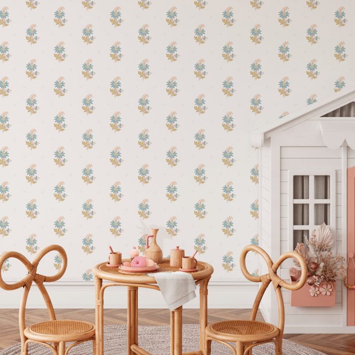 Papel pintado SONATA de Be Tip Top, diseño floral clásico en tonos suaves con textura textil, ideal para salones elegantes, dormitorios de estilo romántico o dormitorios infantiles.
