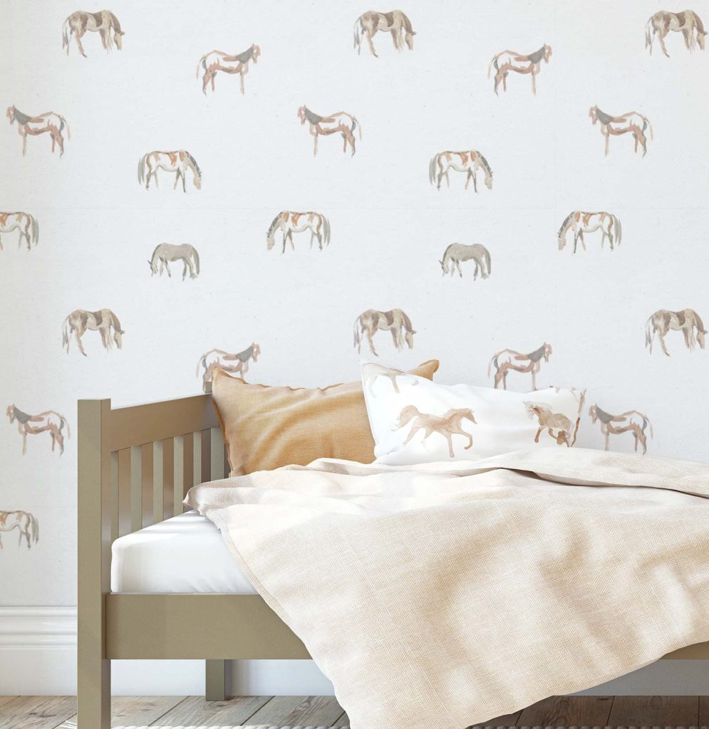 Papel pintado ASCOTT de Be Tip Top, diseño floral con hojas y ramas en tonos verde salvia y beige, ideal para salones elegantes o dormitorios de estilo clásico.