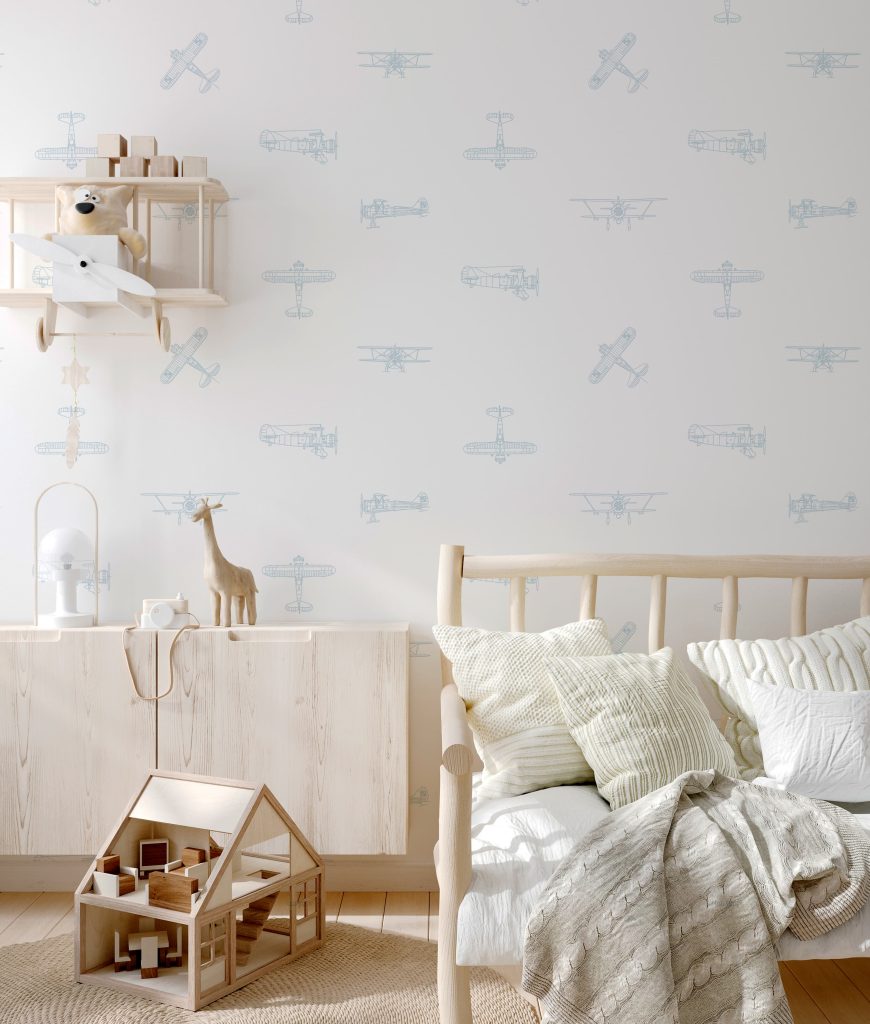 Papel pintado infantil AVIONES BLANCO de Be Tip Top, diseño con avioncitos en tonos azul y fondo blanco, ideal para habitaciones de bebé o dormitorios infantiles temáticos.