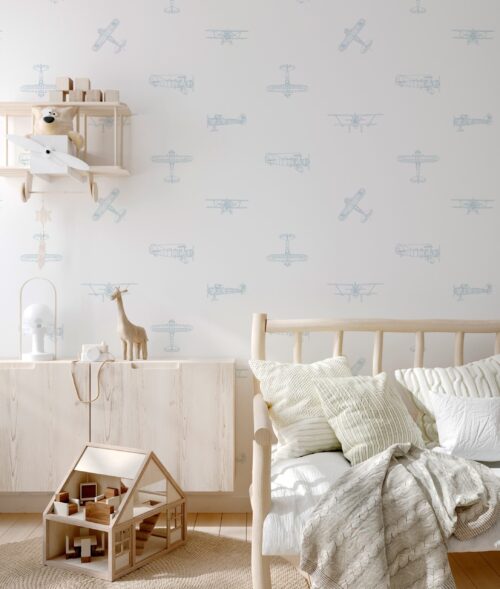 Papel pintado infantil AVIONES BLANCO de Be Tip Top, diseño con avioncitos en tonos azul y fondo blanco, ideal para habitaciones de bebé o dormitorios infantiles temáticos.
