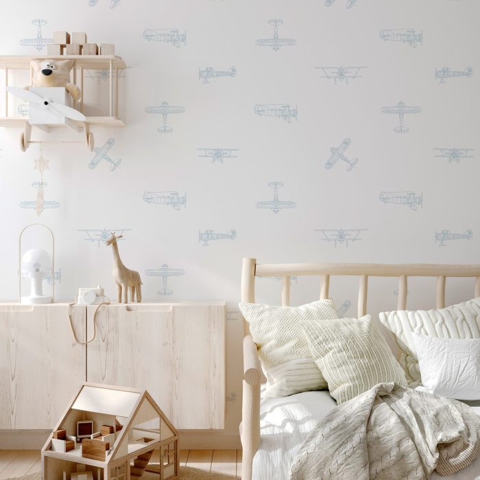 Papel pintado infantil AVIONES BLANCO de Be Tip Top, diseño con avioncitos en tonos azul y fondo blanco, ideal para habitaciones de bebé o dormitorios infantiles temáticos.