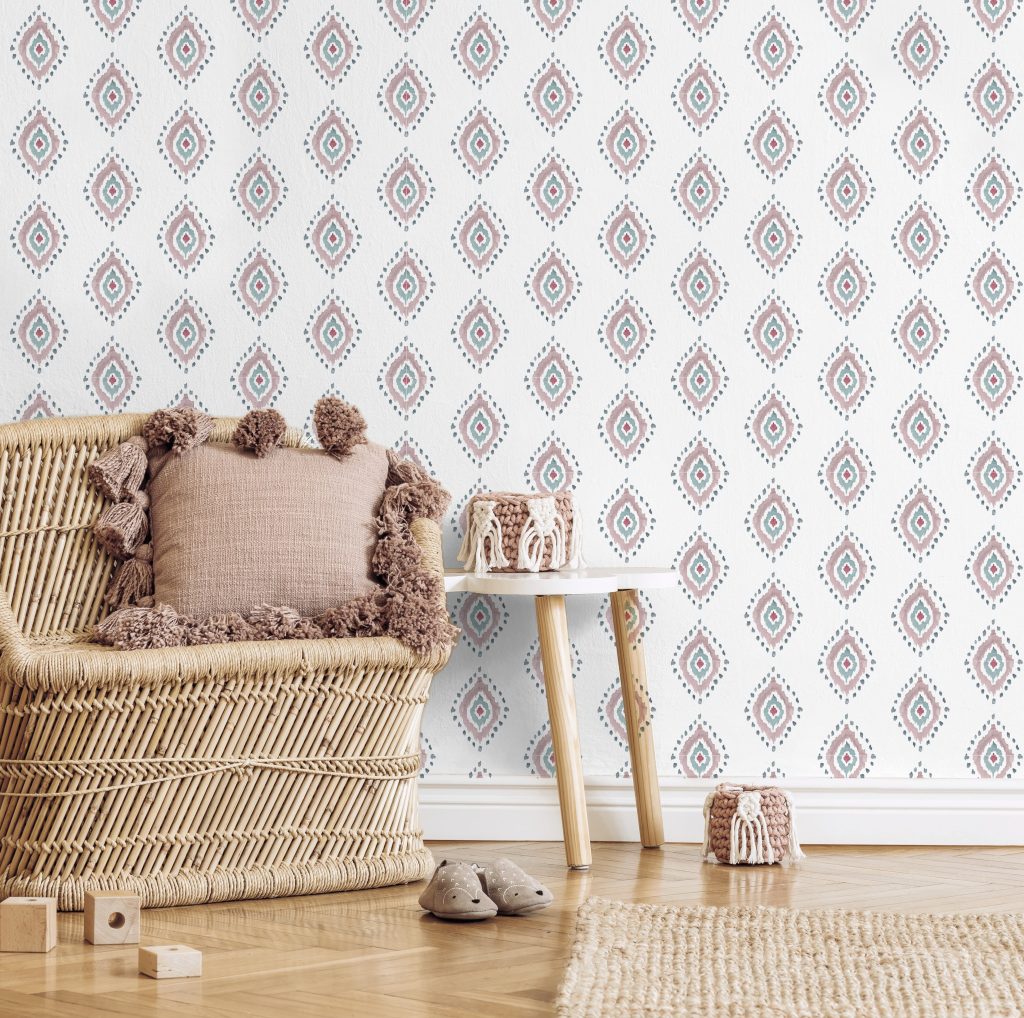 Papel pintado MALLORCA ROSA de Be Tip Top, diseño floral con ramas y flores en tonos rosa y verde sobre fondo claro, ideal para dormitorios o salones de estilo romántico y mediterráneo.