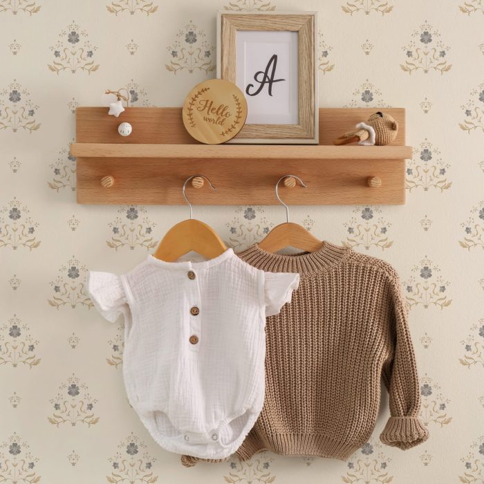 Detalle de papel pintado PRIMROSE AZUL de Be Tip Top, diseño floral con pequeñas flores en tonos azul y blanco, ideal para habitaciones infantiles, salones o dormitorios de estilo clásico y luminoso.